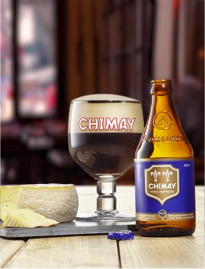 Chimay azul y copa de Chimay Queso Mesa de Madera