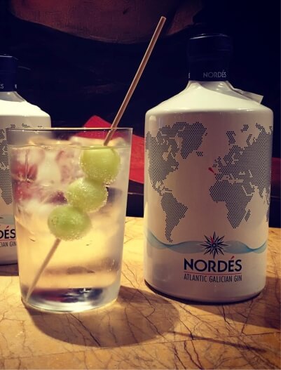 Ginebra Gallega Nordes Vaso de Sidra con brocheta de uvas, marmol de Almería