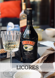 Botella de Baileys y vaso