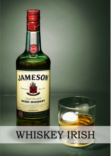 Botella de Jameson con vaso Old Fashioned o lowball 